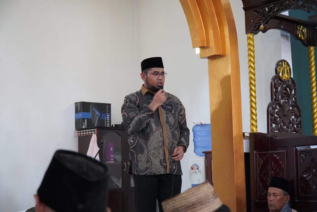 Bupati Halsel Umrohkan Imam Masjid Al-Ihklas Desa Tembal