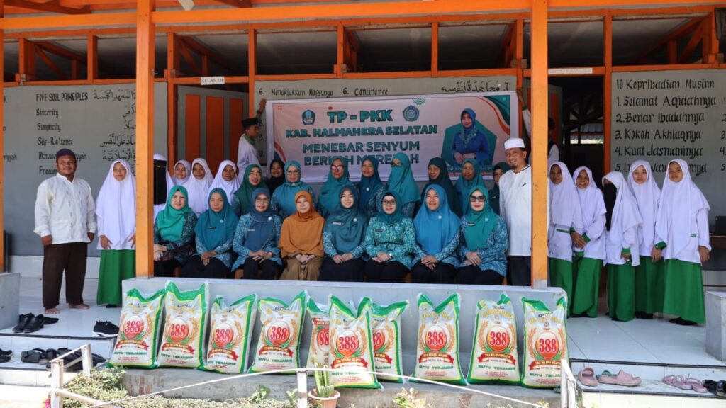 TP-PKK Halsel Bagikan Beras ke Pesantren dan Panti Asuhan