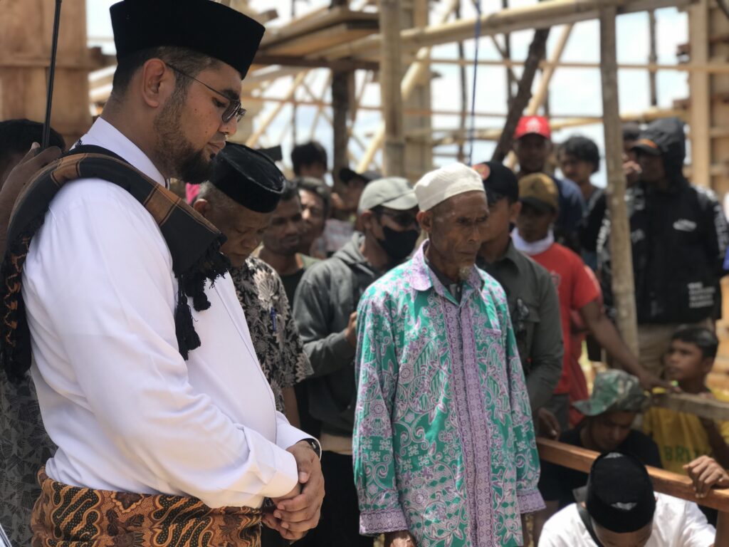Kunjungi Desa Kurunga, Bupati Halsel Letakan Batu Pertama Tiang Kuba Masjid Nurul Hidayat