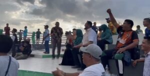 Merakyat, Tiba-tiba Bupati Bassam Kasuba Ikut Nobar Bola di Zero Point