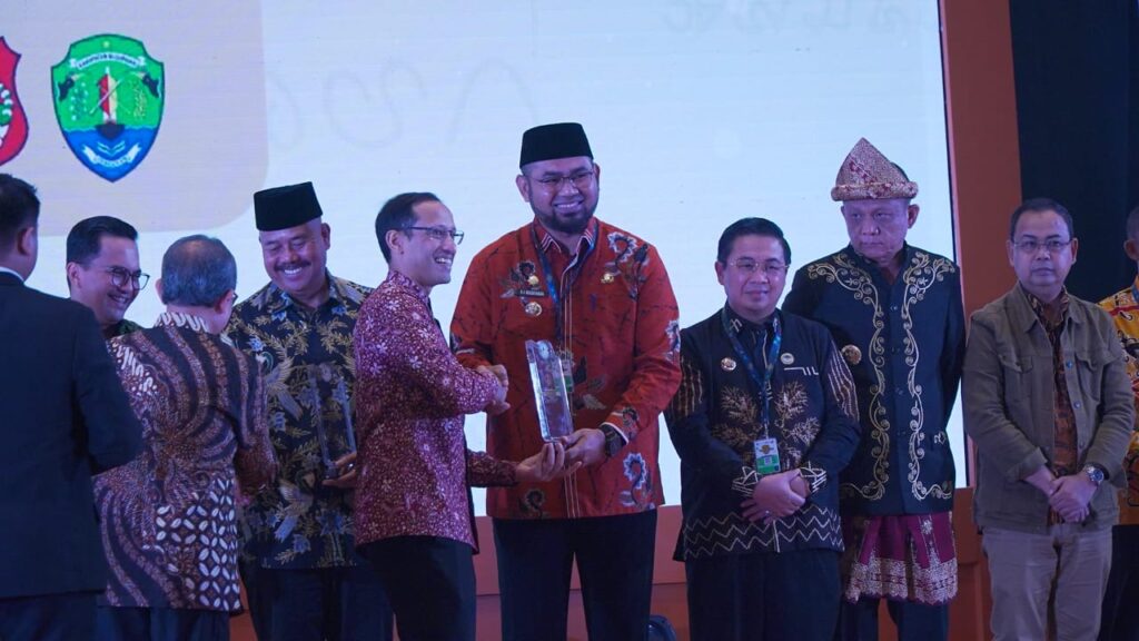 Bupati Bassam Kasuba Terima Penghargaan Revitalisasi Bahasa dari Mendikbudristek