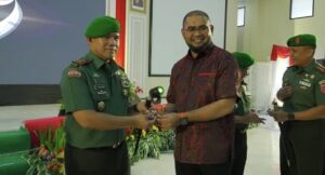Hadiri HUT ke-67 Kodam XV/Patimura, Bassam Kasuba Hadiakan Batu Bacan