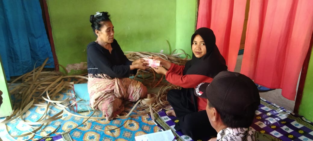 Pemerintah Desa Mano Saat Mengantarkan Langsung BLT ke KPM yang Berhalangan Hadiri Pembagian di Kantor Desa