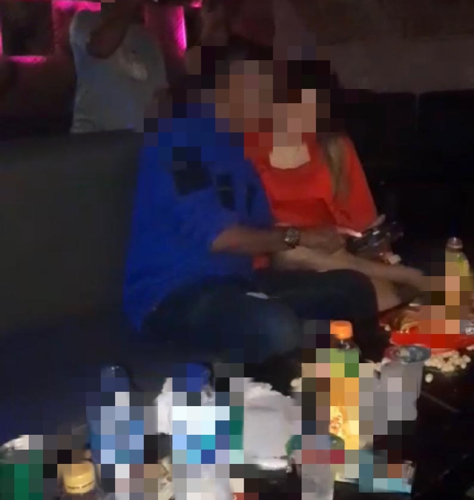 Diduga Selesai Pencairan DD, Oknum Kades di Kecamatan Obi Selatan Nyaman Keluyuran di Caffe