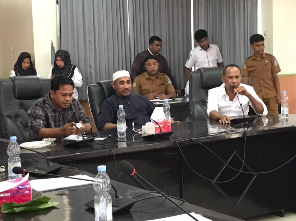 Ketidaknyamanan Terhadap Kepsek, Sejumlah Guru SMP Negeri 6 Hearing di DPRD Halsel, Ada Apa?