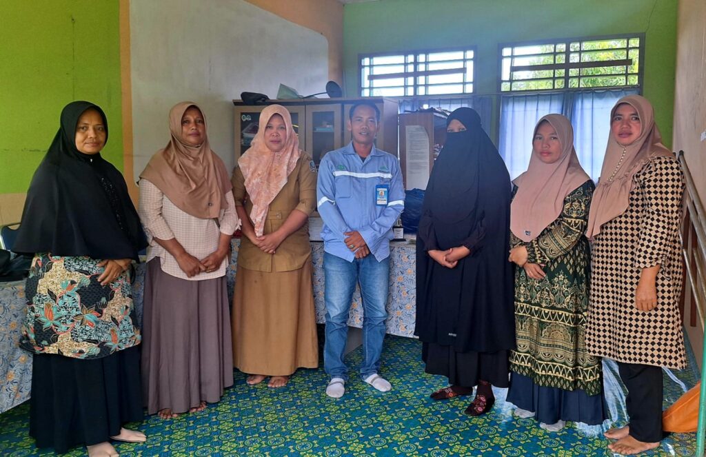 Lagi dan Lagi, PT. WP Kucurkan Dana Insentif Kepada 25 Guru Honorer di Kecamatan Obi