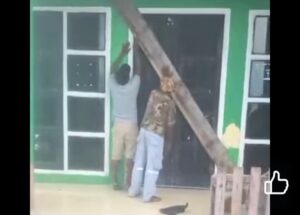 Kantor Desa Sidopo di Palang, Masyarakat Minta Bupati Halsel Segera Copot Kepala Desa