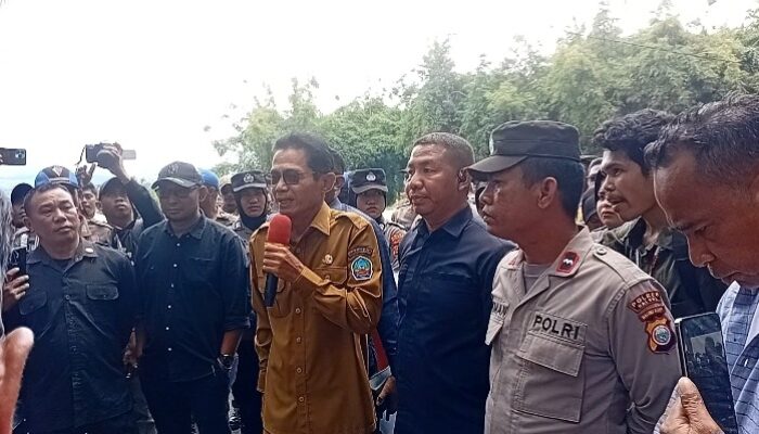 Wabup Halsel Temui Massa Aksi, Ini Yang Disampaikan Helmi Umar Muhcsin