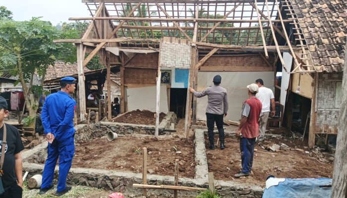 Polres Lampung Selatan Salurkan Bantuan Bedah Rumah Untuk Satu Warga Desa Kelawi
