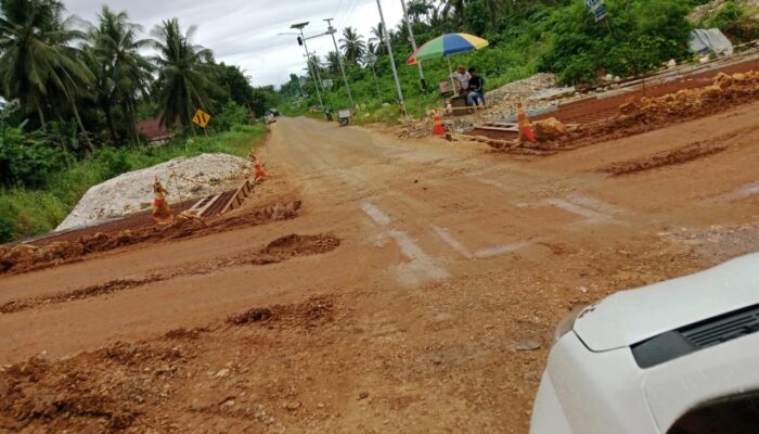 Ruas Jalan Lintas Loleba Wasile Selatan Rusak Parah, Diduga Akibat Aktivitas Alat Berat PT WKM