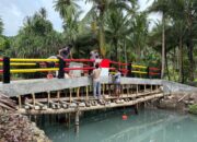 Personel Brimob Polda Malut dan Warga Salube Rampungkan Pembangunan Jembatan Merah Putih Polri